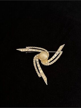 Vintage MARVELLA Brooch - Faux Pearl & Rhinestone Swirl Design